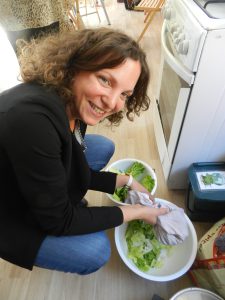 Émeline, nouvelle chargée de mission santé à l'UDV, impliquée dans la préparation de la salade !