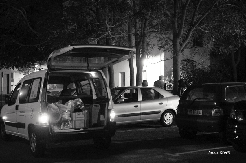 Le "bus de nuit" du Samu Social, à Fréjus, permet d'aller à la rencontre des personnes vivant dans la rue.