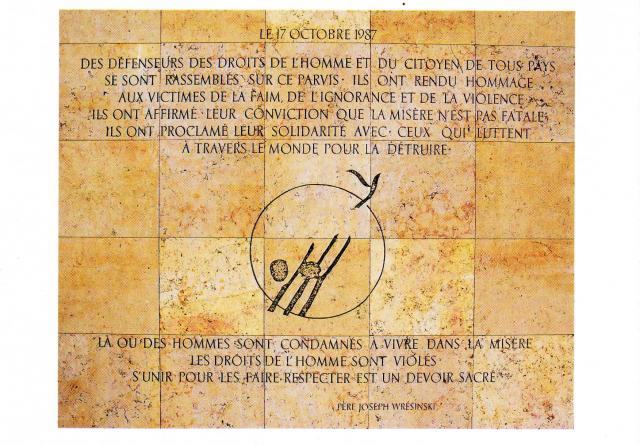 Les inscriptions situées sur le Parvis des droits de l'homme, place du Trocadéro, à Paris.