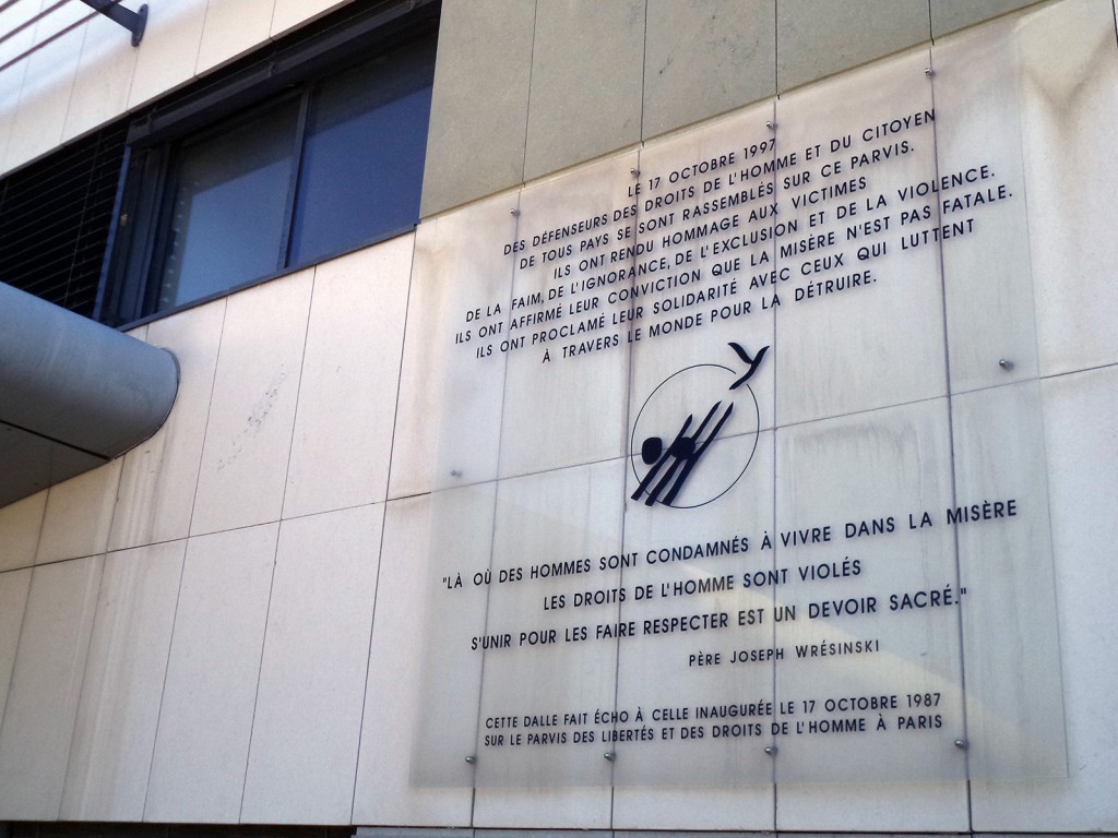 L'inscription sur le parvis des droits de l'Homme à Toulon