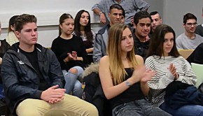 Le 4 novembre, la Fédération des Œuvres Laïques (FOL) et l'UDV avisent des lycéens de Bonaparte de l'économie sociale et solidaire